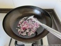 经典牛肉饼,起炒锅放入色拉油1大勺，小火将洋葱碎炒香至微黄备用，馒头片泡足水，再挤出水份揉碎备用。