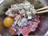经典牛肉饼,肉馅中加入炒好的洋葱，馒头片，鸡蛋1个，红葡萄酒少许，黑胡椒分少许，盐少许，色拉油1大勺，辣椒粉适量。
