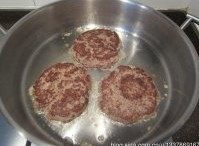 经典牛肉饼,厚底平底锅烧热，加入少许色拉油，放入肉丸子，压扁，慢慢煎熟。