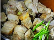 竹笋拷肉,倒入五花肉和排骨继续煸炒,把五花肉里的油脂逼出来,淋绍兴酒。