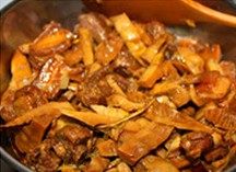 竹笋拷肉,倒入春笋,加<a style='color:red;display:inline-block;' href='/shicai/ 762'>老抽</a>、水烧开后小火开始慢慢拷至少要等一个小时,直到春笋吸足了汤汁,完全上色,开始收汁,如果不够咸,可加盐或生抽调味。