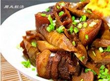 竹笋拷肉,撒上葱花,即可盛盘开吃啦。