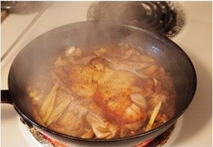 照烧鸡腿,转中火把带肉的一面煎香后倒入之前剩下的腌料汁,加一点点开水盖上锅盖至鸡腿八成熟。