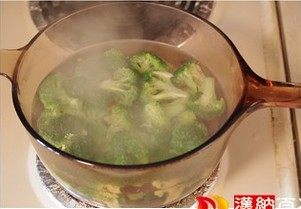 照烧鸡腿,另起一锅烧开水后下西兰花氽水加点盐,捞出摆盘备用。