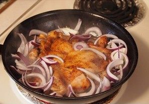 照烧鸡腿,加入洋葱放在锅底,把洋葱爆香,关火,铲出鸡腿肉切块,洋葱放盘底,把切好的鸡腿肉放在洋葱面上浇上锅里剩下的汤汁即完。