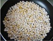 香煎玉米烙,锅内倒入油，烧热后倒出油，放入玉米拍平，加少许热油，转动锅，使玉米凝固不黏锅。