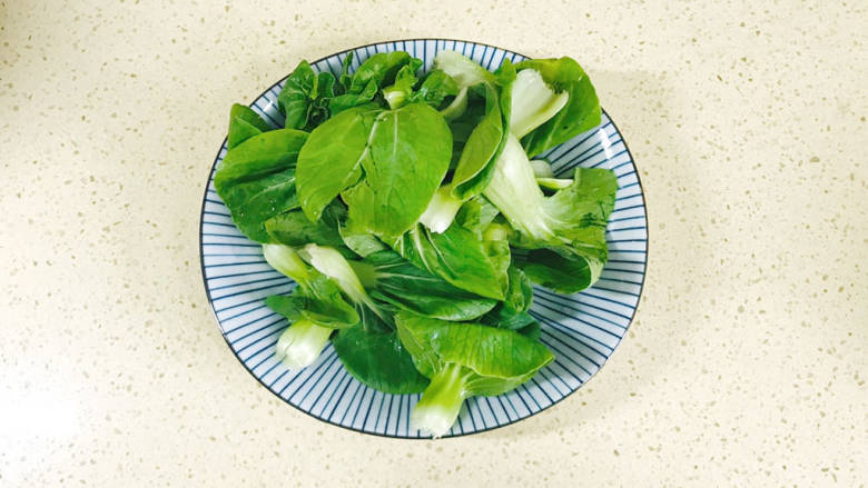 火腿青菜炒鸡蛋,<a style='color:red;display:inline-block;' href='/shicai/ 3517'>青菜</a>洗干净,去掉根部,掰成一叶叶
