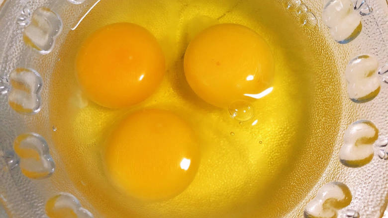 玉米虾仁蛋炒饭,晚中打入鸡蛋,打匀。