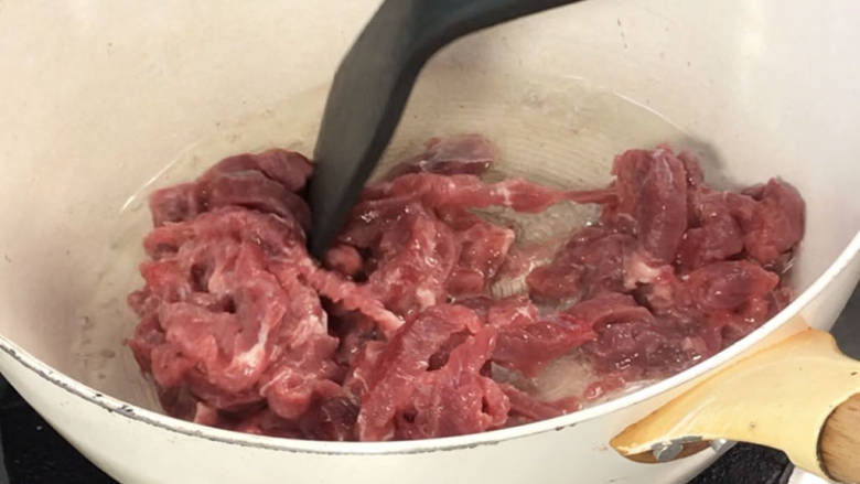 双椒牛排,起锅热油,放入牛肉,炒匀
