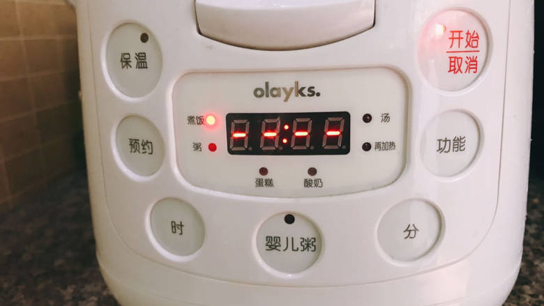海苔拌饭,按下煮饭键,米饭熟了即可