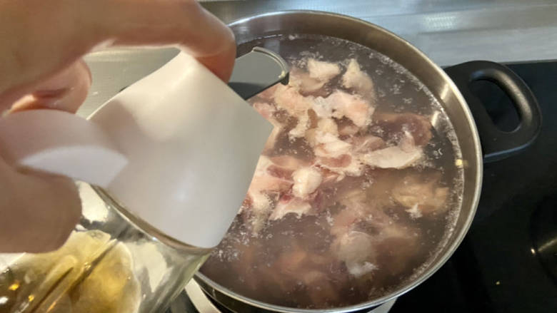 胡萝卜烧排骨,冷水下锅,加一汤匙<a style='color:red;display:inline-block;' href='/shicai/ 718'>料酒</a>,煮开,再中火煮两分钟
