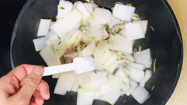 冬瓜瘦肉汤,翻炒至冬瓜片恹恹,撒入盐调味