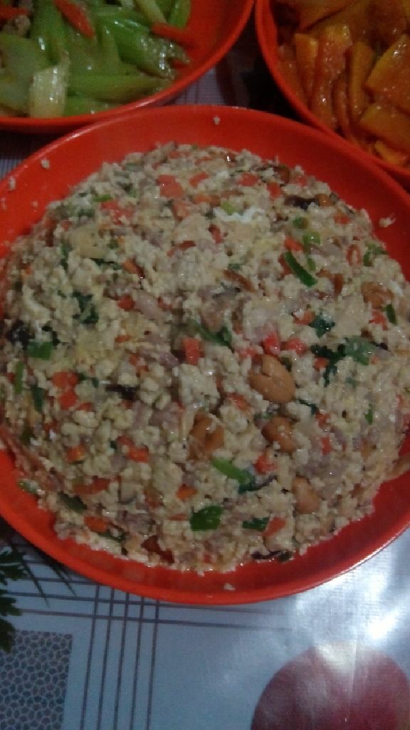 闷豆腐,<a style='color:red;display:inline-block;' href='/shicai/ 465'>豆腐</a>用开水煮三四分钟，把所有材料切碎备用，先抄下<a style='color:red;display:inline-block;' href='/shicai/ 6081'>肉</a>，再把所有材料下锅翻抄，最后倒入鸡蛋闷会就行