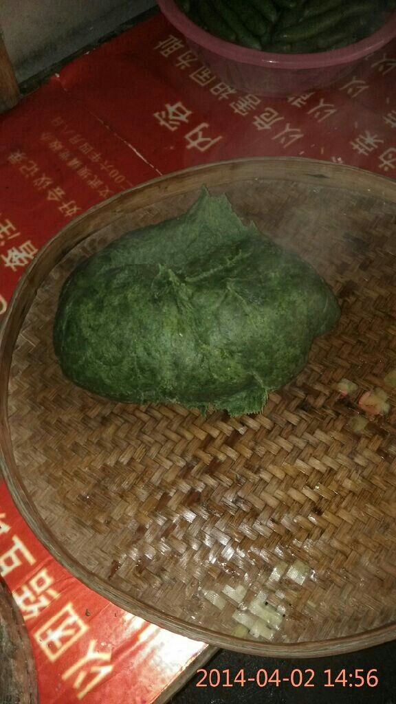 艾米果(青团),早稻米洗净用水提前泡2小时后磨成米浆不要大稀(可用料理机)我是去磨坊磨太多了料理机会坏的,把艾草放入米浆中拌匀中火把米浆倒入锅中要不停翻伴如图1会粘就加少许油,直至深绿色起锅