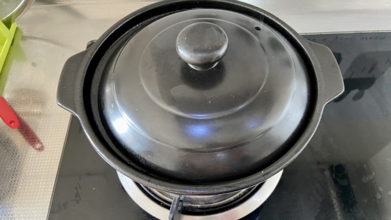 虾仁豆腐煲,加盖小火焖煮5分钟,用漏勺捞出虾头葱姜