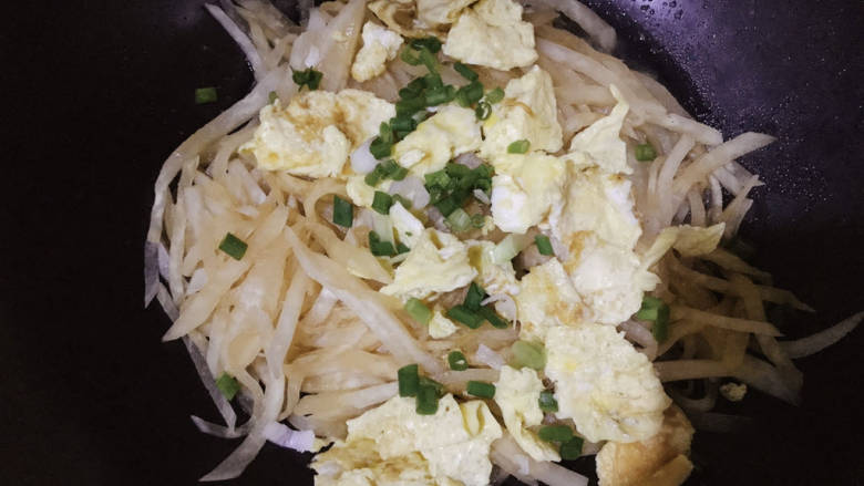 白萝卜炒鸡蛋,最后撒上葱花即可~