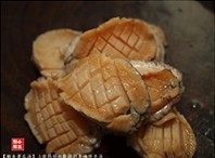 鲍鱼青瓜汤,鲍鱼,撬壳取出鲍鱼肉,去除内脏,洗净,打花。