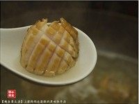 鲍鱼青瓜汤,下鲍鱼,煮3-4分钟,鲍鱼煮熟,即加盐调味,将鲍鱼与汤水倒入装好青瓜丝的碗中。