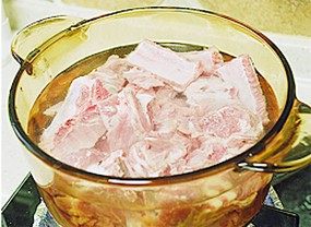 高鲜排骨汤,排骨剁块之后洗净放入锅内,加清水没过排骨,且高出排骨至少1倍。