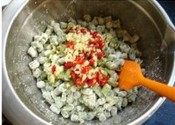豆角蒸菜,将蒸熟的豆角取出放入盆中,用筷子打撒,温凉时倒入辣椒蒜蓉橄榄油拌匀即可