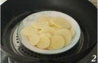 土豆芝士虾饼,<a style='color:red;display:inline-block;' href='/shicai/ 23'>土豆</a>去皮切片,放在蒸锅里蒸熟软烂