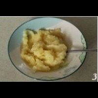 土豆芝士虾饼,蒸好的土豆,放凉后搅拌成土豆泥备用
