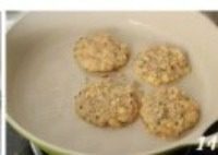 土豆芝士虾饼,不粘平底锅中刷一层薄油,取小份土豆虾泥,摊平在锅中,小火慢煎