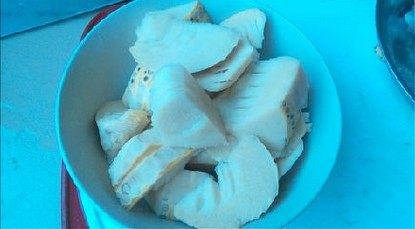 五花肉焖笋,切好的笋下清水中焯一下水去涩味,焯好水后捞出用清水洗净