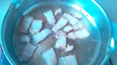 五花肉焖笋,锅内下切好的五花肉,煸至五花肉出油,表面微黄