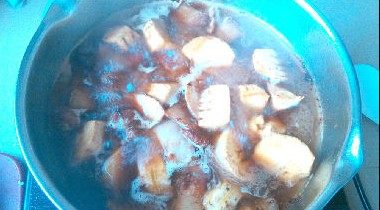 五花肉焖笋,加至所有食材三分之二的水焖煮十分钟。