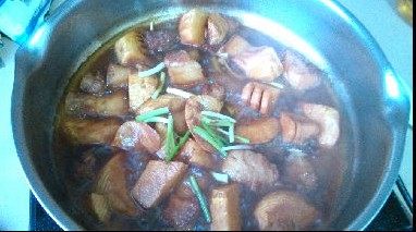 五花肉焖笋,撒上葱花翻炒均匀就能出锅了