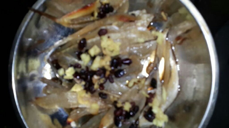 姜汁豆豉焗多味鱼,姜汁/豆豉/多味鱼备好加酱油/白糖后放入烤箱调200度8分钟即可