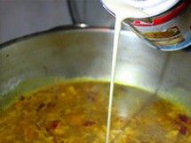咖喱浓情蛤蜊 ,煮开后小火慢煮10分钟,加鱼露等调味,倒入淡奶或椰浆,成浓汤。