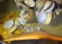 咖喱浓情蛤蜊 ,随即放入张开的蛤蜊,翻炒至贝壳均匀沾满浓汤汁,出锅装盘即成。