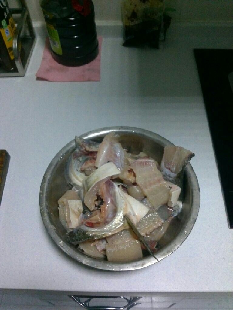麻辣家常鱼,片片鱼洗净，豆粉加盐码料