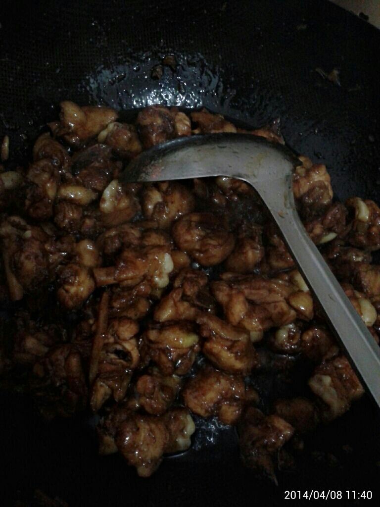 蜜汁翅根,把翅根倒入锅中翻炒均匀挂上蜂蜜，再倒入红烧酱油继续翻炒。