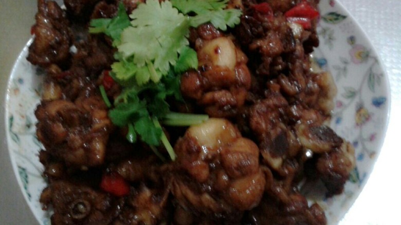蜜汁翅根,盛好后放上<a style='color:red;display:inline-block;' href='/shicai/ 131'>香菜</a>就好了。