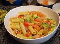 牛油果通心粉沙拉 ,捞出虾仁沥干水份,再把所有材料倒进大碗里,加点黑椒粉和盐调味拌匀即完成。