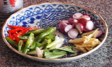 沙茶酱炒牛肉,青<a style='color:red;display:inline-block;' href='/shicai/ 86663'>红辣椒</a>洗净后斜民片，姜切丝，<a style='color:red;display:inline-block;' href='/shicai/ 184'>青葱</a>切段，<a style='color:red;display:inline-block;' href='/shicai/ 2762'>红葱头</a>切丝备用。