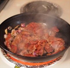 沙茶酱炒牛肉,热锅下油，油五成热时下姜丝红葱头爆香入牛肉大火快速翻炒，炒至牛肉八成熟。