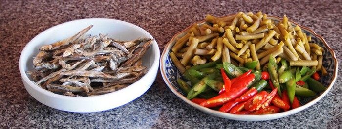 酸豆角炒鱼仔 ,青公鱼用温水洗净沥干水份备用，<a style='color:red;display:inline-block;' href='/shicai/ 5085'>酸豆角</a>洗净切段，辣椒洗净后切片，姜切丝，<a style='color:red;display:inline-block;' href='/shicai/ 2794'>大蒜</a>切片备用