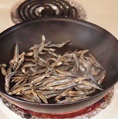 酸豆角炒鱼仔 ,小火慢慢把鱼煸干水份至微微金黄变香脆后起锅盛出