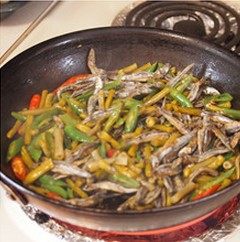 酸豆角炒鱼仔 ,加入已煸香的小鱼翻炒，再加点<a style='color:red;display:inline-block;' href='/shicai/ 788'>生抽</a>和盐翻炒均匀后关火盛出即完成