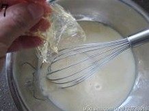 杏仁牛奶布丁,趁热加入泡软沥干的吉利丁,搅拌至溶化