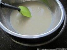 杏仁牛奶布丁,立即隔冰水冷却,边冷却边不断搅拌