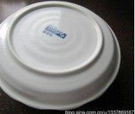 杏仁牛奶布丁,凝固后脱模,盘子扣在模具上
