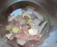 松茸清鸡汤,鸡块用清水加几片老姜浸泡2到3小时,每隔半小时左右用力搓洗一遍,尽量挤干水分,换水继续浸泡,直到水清澈