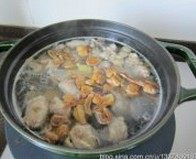 松茸清鸡汤,汤水沸腾后,保证基本无血沫、杂质,加入松茸、老姜和八角,盖上锅盖,转小火慢慢煲煮约1小时左右,至鸡肉酥烂