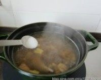 松茸清鸡汤,最后调入盐,再次煮开,关火