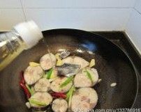 辣烧鲅鱼,烹入料酒,晃动锅子,使料酒均匀分布